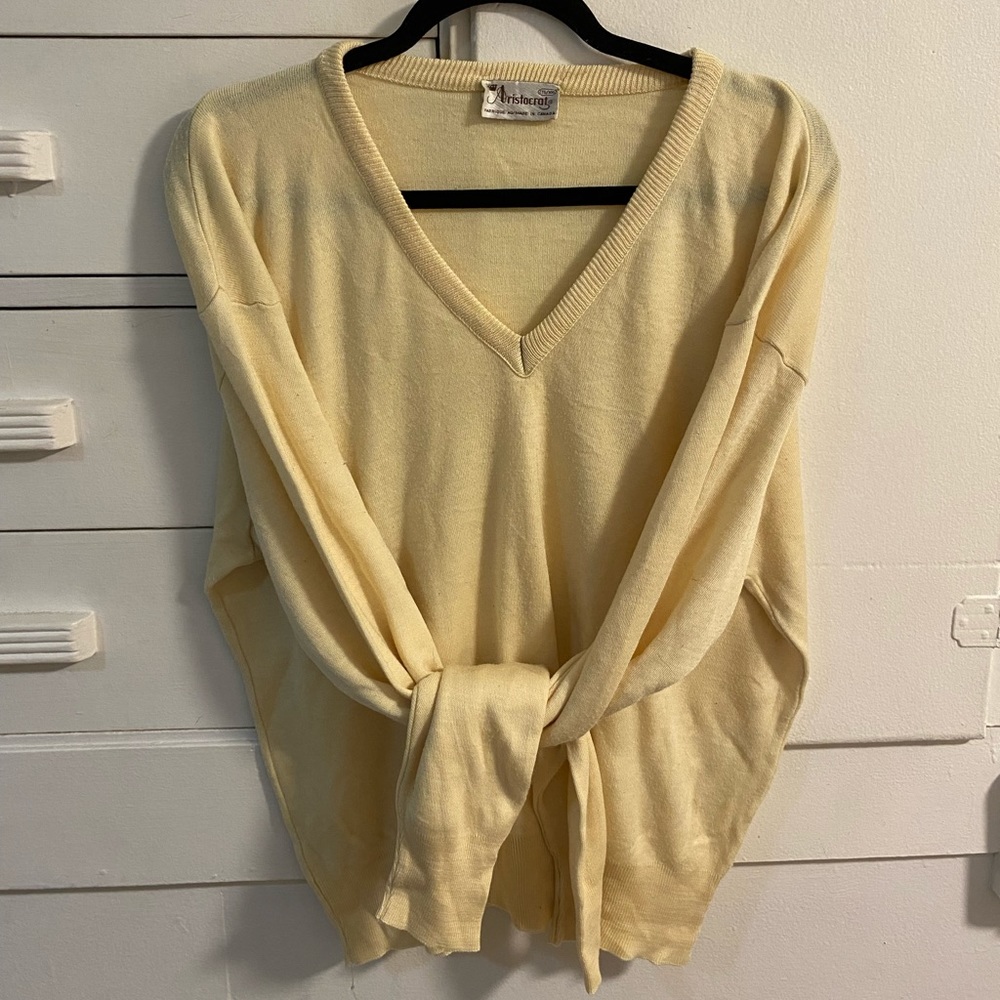 🎉5/$30 - Vintage yellow v-neck sweater